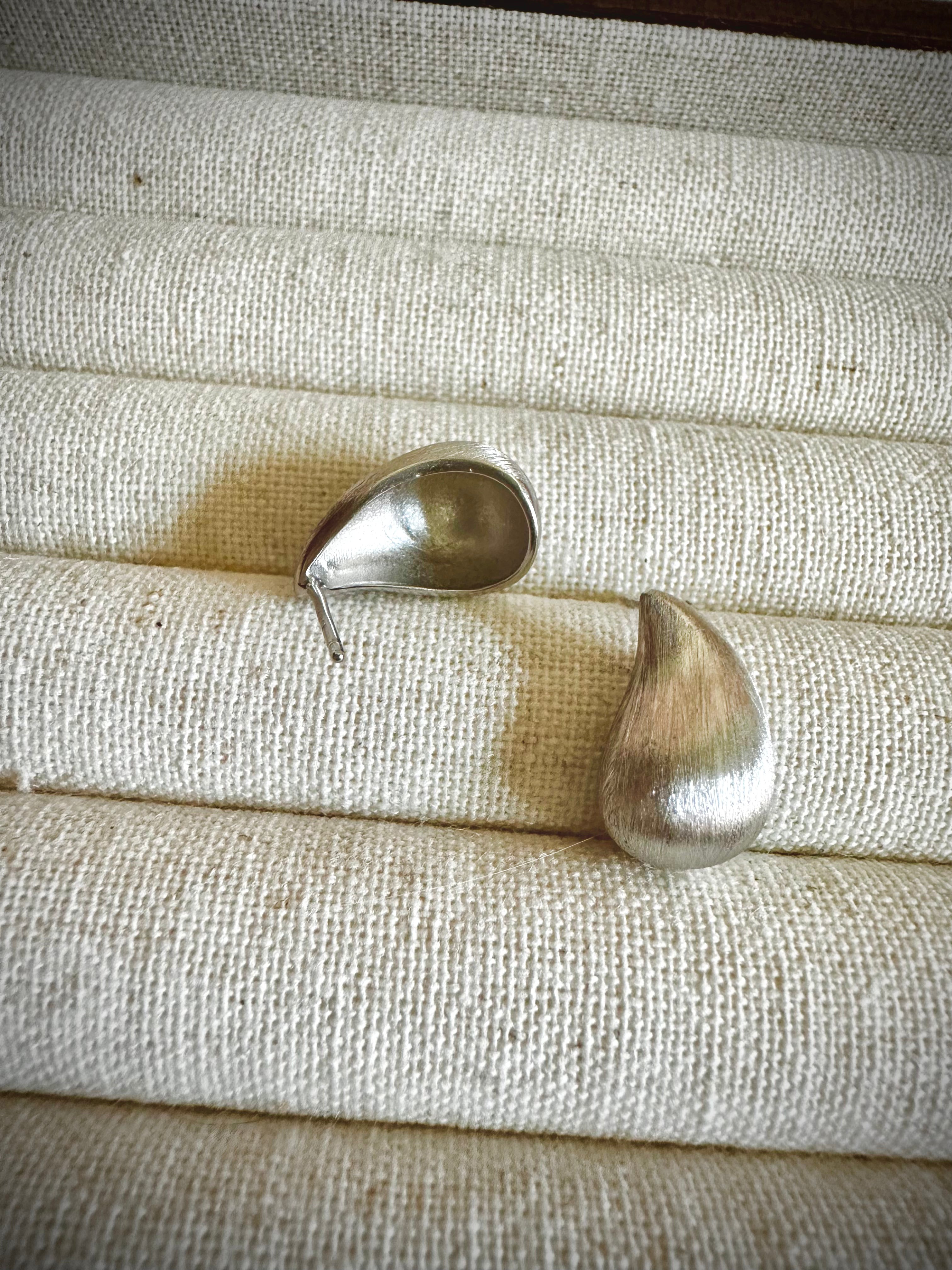 “Water drop” Brushed Earrings (Silver/Rhodium Plated)