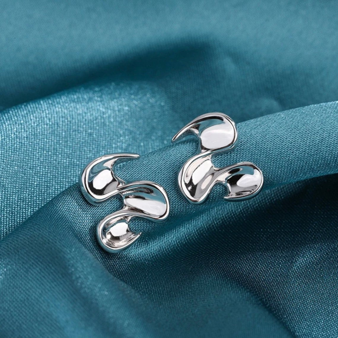 “Blossom Wave” Earrings (Rhodium)