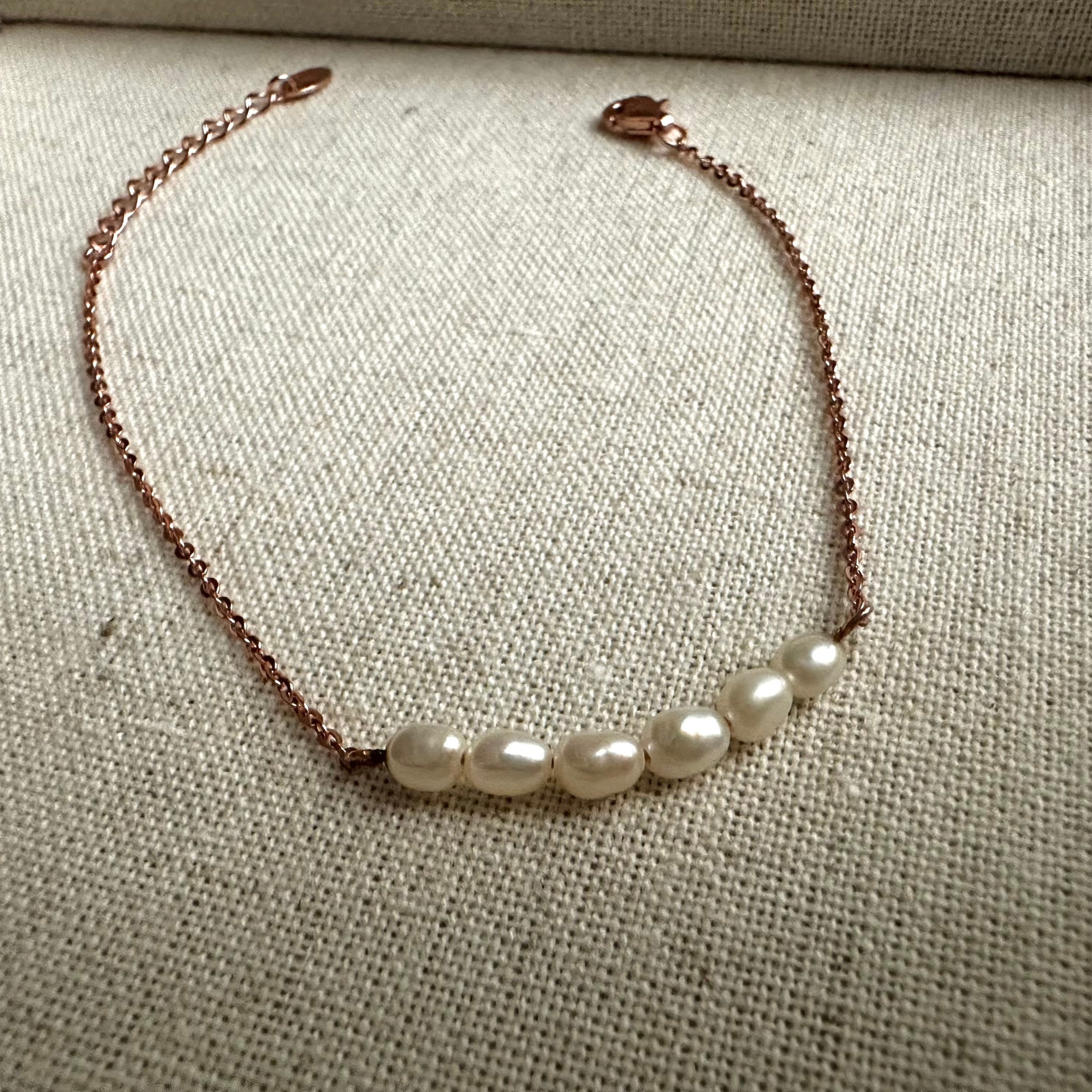 “Poppy” Pearl Bracelet (White pearls)