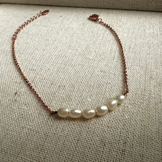 “Poppy” Pearl Bracelet (White pearls)